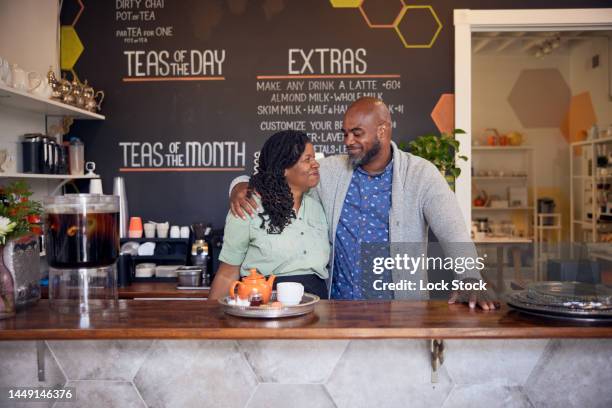 tea shop owners at the counter - straight black hair stock pictures, royalty-free photos & images