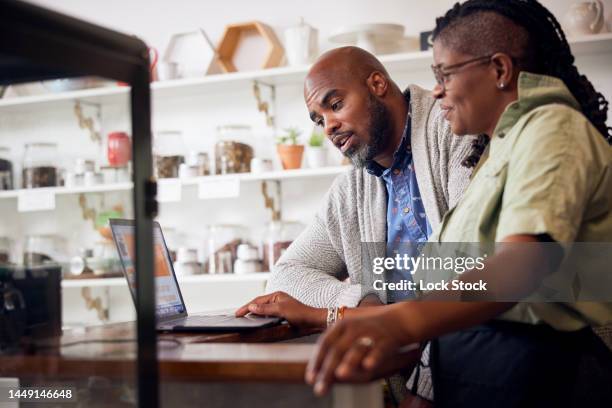 tea shop owners running their business - salon de thé photos et images de collection