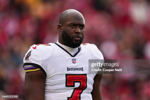 Leonard Fournette of the Tampa Bay Buccaneers looks down field against the San Francisco 49ers at Levi's Stadium on December 11, 2022 in Santa Clara,...