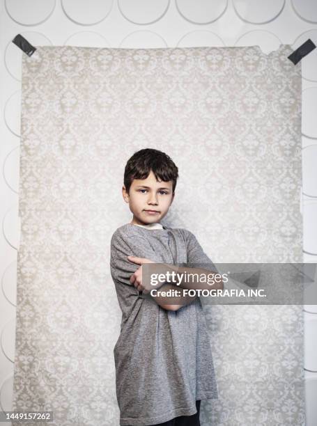 studioporträt eines jungen schauspielers im kostüm - fotografia da studio stock-fotos und bilder