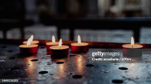 close-up of lit tea light candles on table,venice,metropolitan city of venice,italy - teelicht stock-fotos und bilder