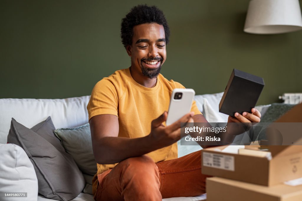 Hombre satisfecho con su nuevo pedido en línea