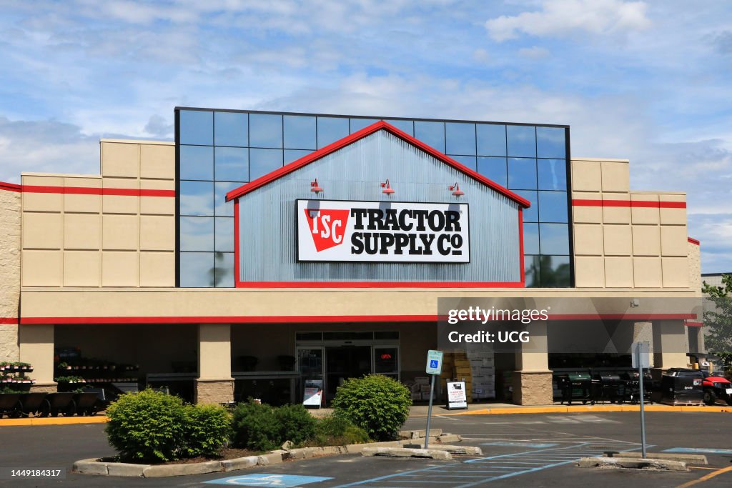 Tsc Entrance to a TSC Tractor Supply Company retail store showing company ...
