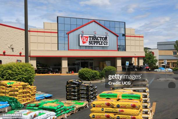 Tsc 10,519 Tractor Supply Company Stock Photos, High-Res Pictures, and ...
