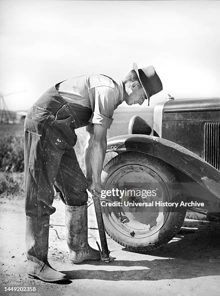 Ray Halstead, U.S. Farm Security Administration(FSA) Rehabilitation Borrower, pumping up Tire, Dead Ox Flat, Malheur County, Oregon, USA, Russell Lee, U.S. Office of War Information/U.S. Farm Security Administration, May 1941