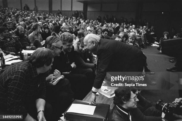 PvdA congress in Amsterdam; Den Uyl in conversation with minister Van der Stoel and Duisenberg, January 28, 1977.