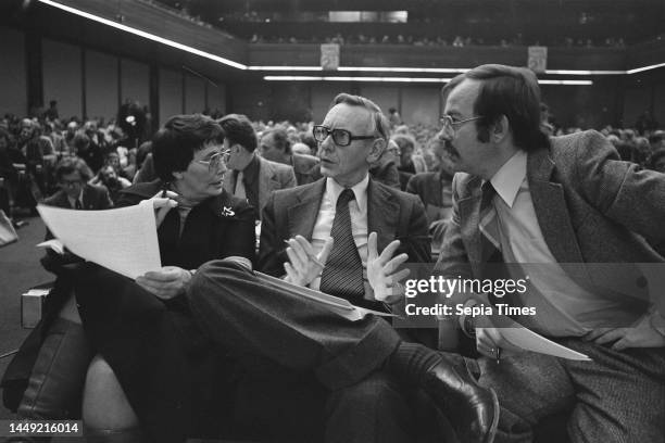 PvdA congress in Amsterdam; Ien van de Heuvel in conversation with minister Van der Stoel, January 28, 1977.