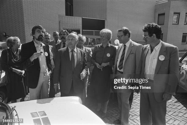 PvdA election caravan in Spijkenisse; Van de Berg, Van Dam, Van de Stoel, Van der Louw, Den Uyl, Dales, Stuyveling, De Vries, Van Thijn, August 24,...