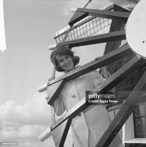 Regine Heitzer gave a press conference at mill De Bloem on Haarlemmerweg, Regine at the sails of the mill, June 19, 1964.