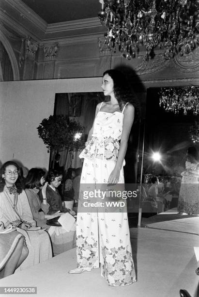 Valentino Collection 1976 Photos and Premium High Res Pictures - Getty ...