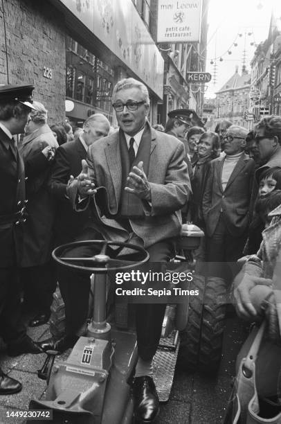 Nieuwendijk in Amsterdam reopened because of new road surface, 19 October 1972, The Netherlands, 20th century press agency photo, news to remember,...