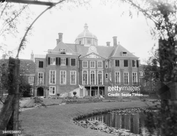Restoration work on Palace Huis ten Bosch, buildings and interiors. Main building, October 15, 1954.