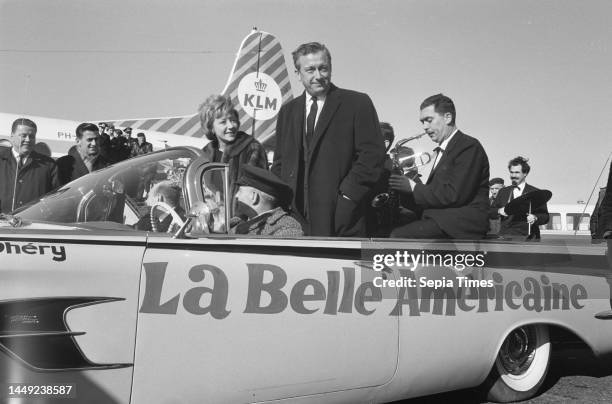 Robert Dhery, the French director of the film La Belle Americaine with wife and actress Colette Brosset at Schiphol Airport , February 22, 1962.