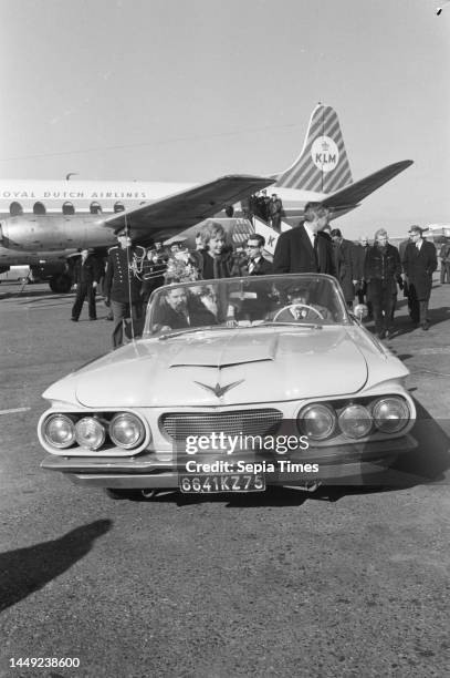 Robert Dhery, the French director of the film La Belle Americaine with wife and actress Colette Brosset at Schiphol Airport , February 22, 1962.