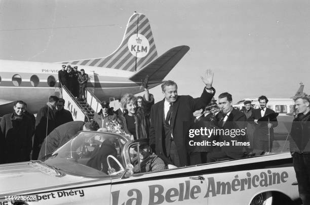 Robert Dhery, the French director of the film La Belle Americaine with wife and actress Colette Brosset at Schiphol Airport , February 22, 1962.