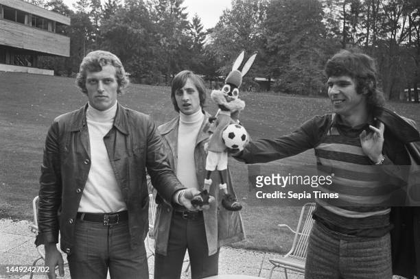 New orange mascot, Keizer, Cruijff and Van Hanegem with mascot, October 28 sports, soccer players, The Netherlands, 20th century press agency photo,...