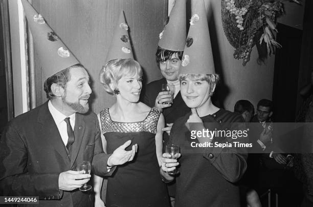 New Year's reception Phonogram in Hilversum, from left to right Wim Ibo, Ria Valk, Jonnie Lion, Jasperina de Jong, January 2 party hats, New Year's...