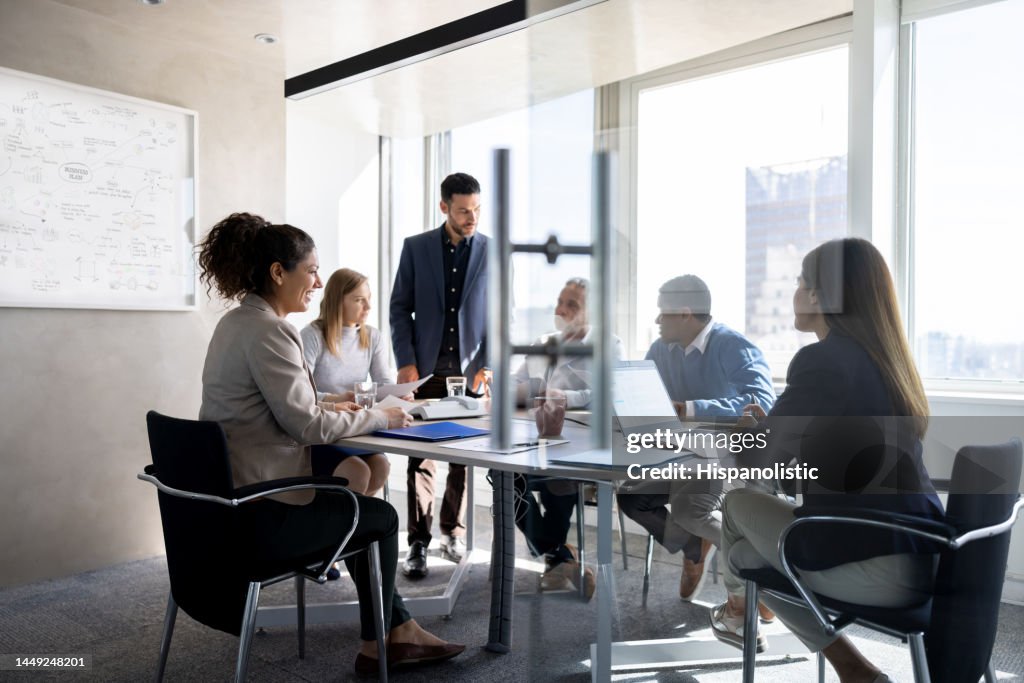 Hombre de negocios hablando con su equipo en una reunión en la oficina