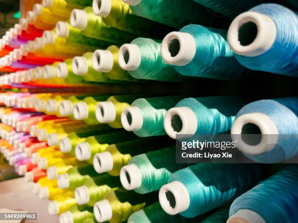 sewing spools - textielindustrie stockfoto's en -beelden