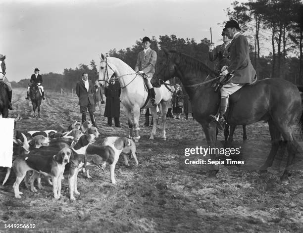 St. Hubertus hunt near Amersfoort hunter master Prince Bernhard, Queen Juliana and Princess Beatrix, November 5, 1949.
