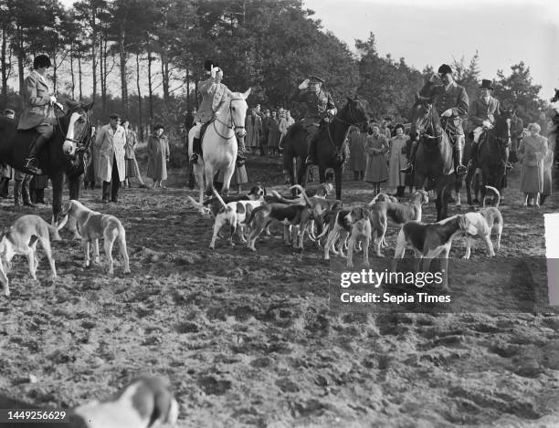 St. Hubertus hunt near Amersfoort hunter master Prince Bernhard, Queen Juliana and Princess Beatrix, November 5, 1949.