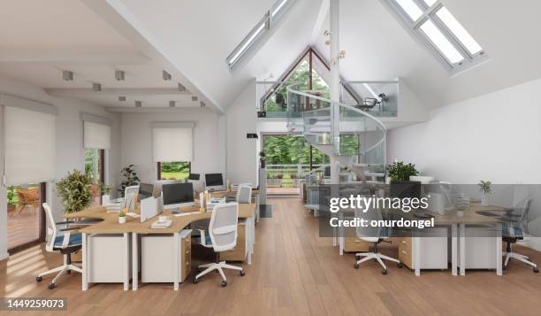 modernes offenes bürointerieur mit tischen, bürostühlen, treppenhaus und gartenblick aus dem fenster - kleines büro stock-fotos und bilder