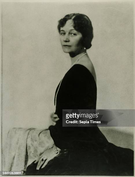 Franz Grainer, portrait of a woman, Staatliche Landesbildstelle Hamburg, collection on the history of photography, paper, bromoil print, image size:...