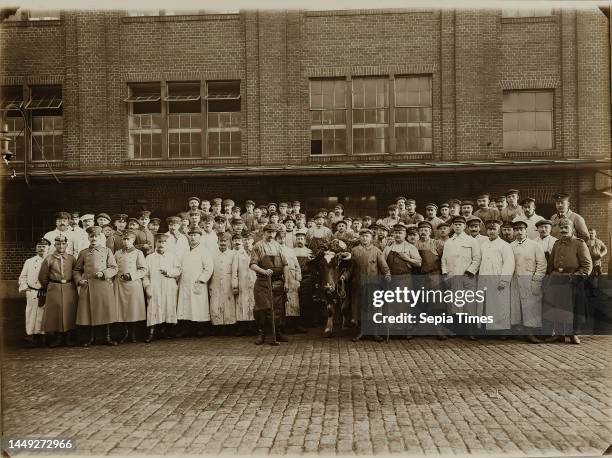 Heinrich Hamann, Atelier J. Hamann, Johann Hinrich W. Hamann, group portrait in front of the cattle slaughter hall, silver gelatine paper, black and...