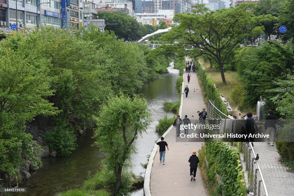 Cheonggyecheon river reclamation and landscape architecture in Seoul ...