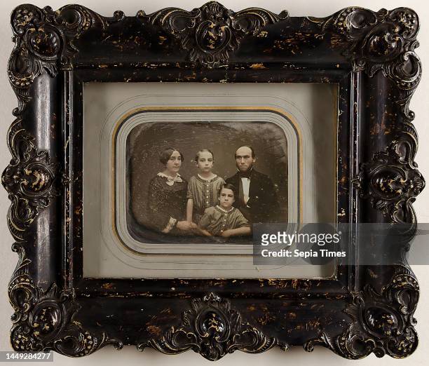 Wilhelm Breuning, Theodor Ferdinand Borcherdt, his wife Louise, née v. Janinski and their sons Albert and Julius , daguerreotype, picture size :...
