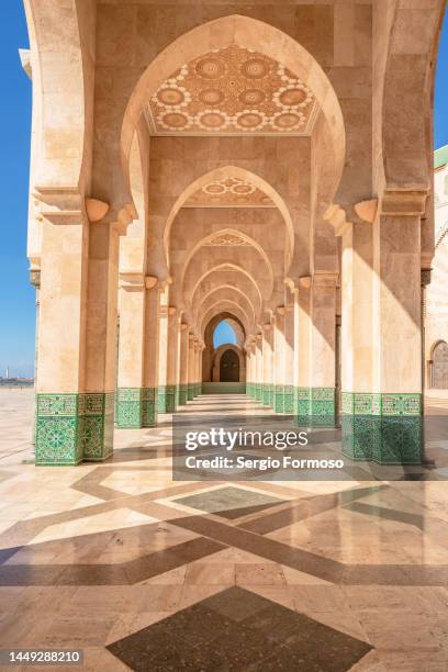 beautiful corridor with arches in a islamic building - casablanca photos et images de collection