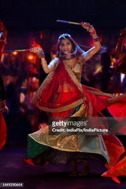 gujrati woman performing garba on stage - navratri festival celebrations stockfoto's en -beelden
