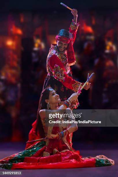 gujrati couple performing garba on stage - navratri festival celebrations stockfoto's en -beelden