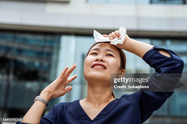 woman is suffering from heat wave in city - hyperthermia stockfoto's en -beelden