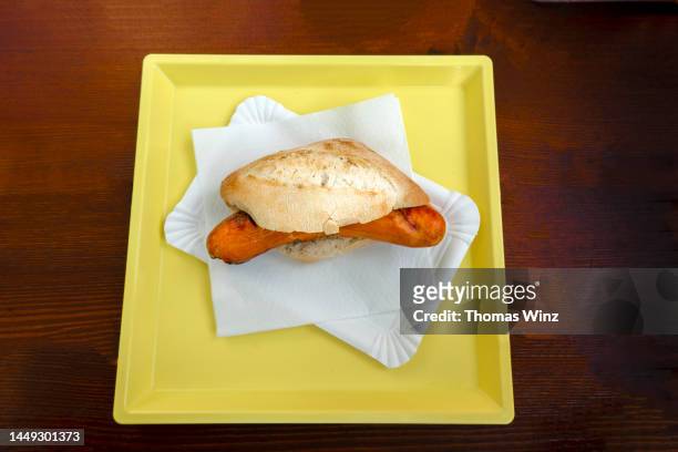 traditional german hot sausage with bun - paper plate stock pictures, royalty-free photos & images
