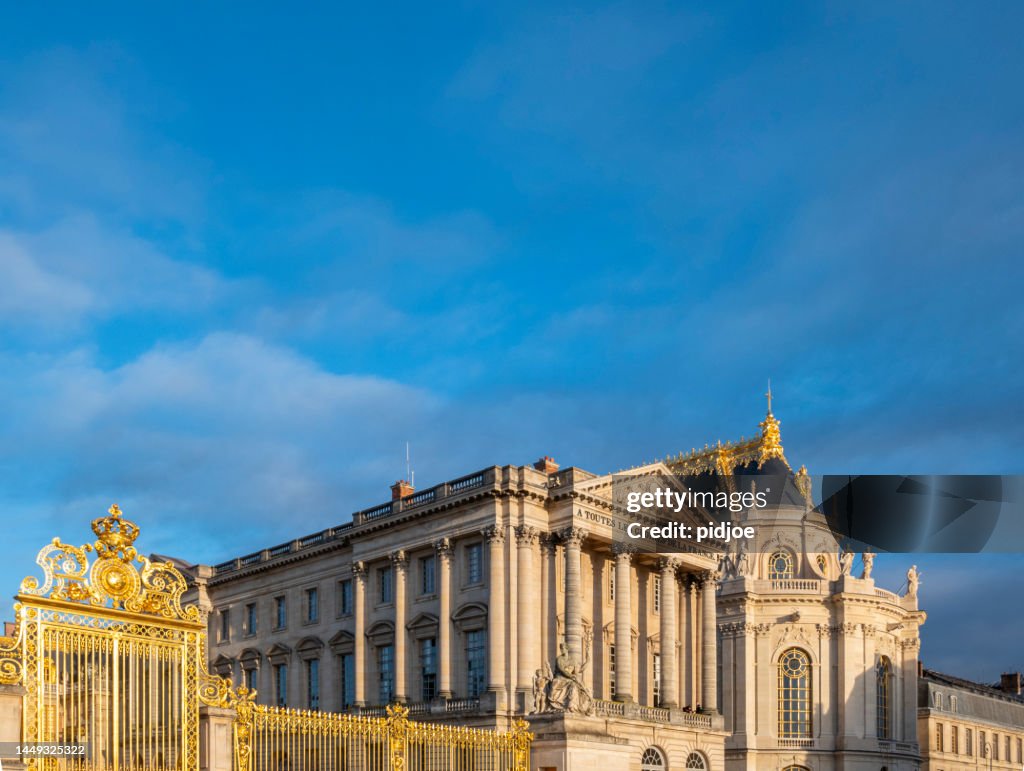 Château de Versailles près de Paris au lever du soleil, France