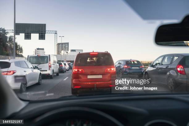 cars stuck in traffic jam on motorway - busy street stockfoto's en -beelden