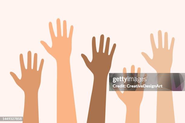 ilustraciones, imágenes clip art, dibujos animados e iconos de stock de manos diversas multiétnicas levantadas - alzar la mano