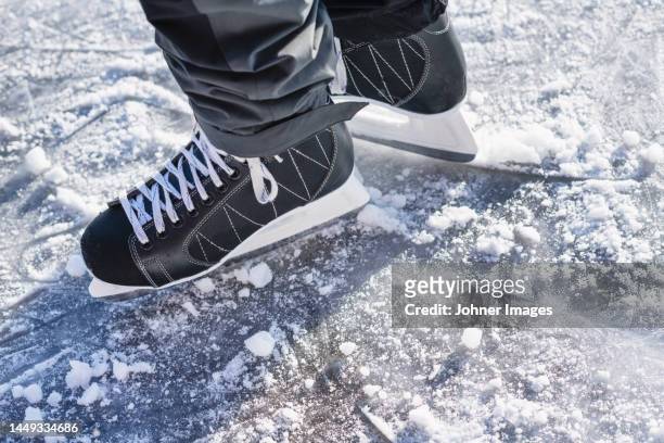 close-up of feet in ice skates - frozen man stockfoto's en -beelden