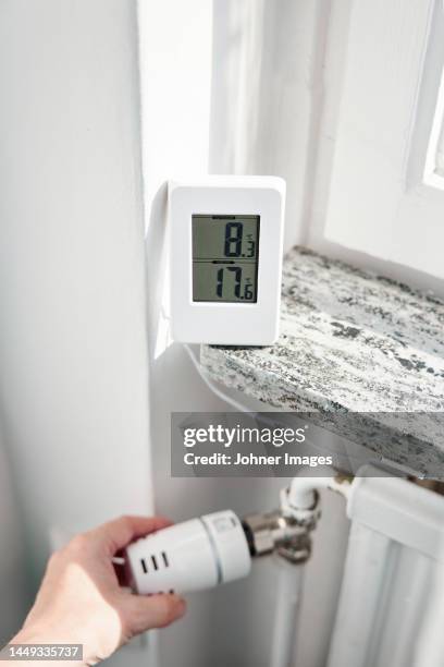 Temperature Adjusting Adjusting Thermometer Photos and Premium High Res Pictures - Getty Images