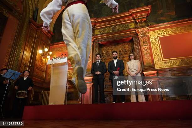 Dantzari dances in front of the deputy general, Unai Rementeria, and professional golfer Jon Rahm , who receives today the distinction Ilustre de...