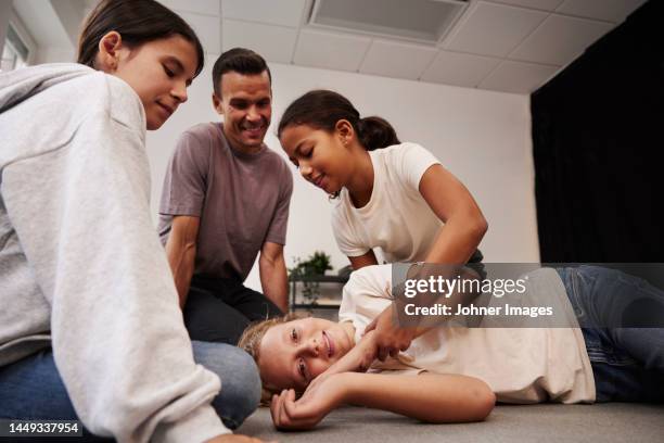 teacher giving first aid training - first aid class stock pictures, royalty-free photos & images