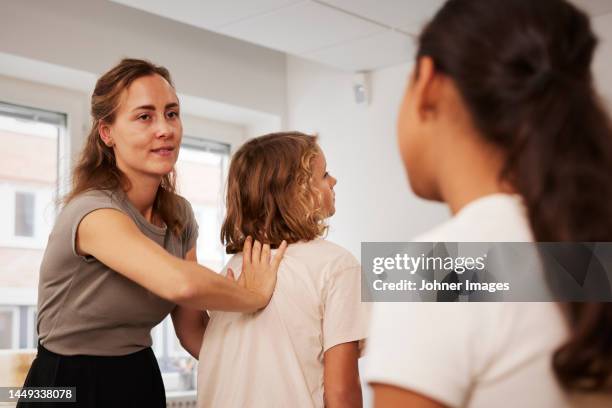 teacher giving first aid training in case of choking - würgen stock-fotos und bilder