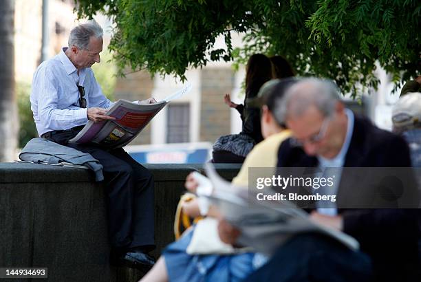Newspaper In Rome 14,029 Italian Newspaper Stock Photos, High-Res Pictures, and Images ...