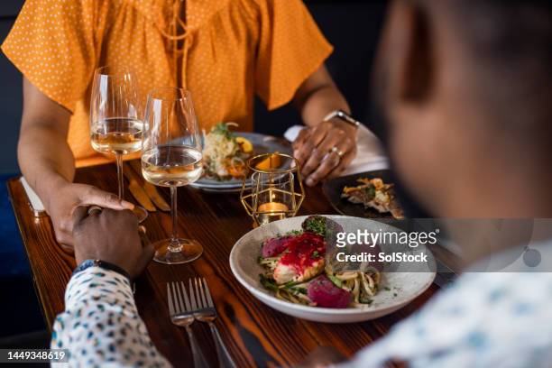 a candlelit dinner - luxury dining stockfoto's en -beelden