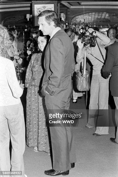 Roger Daltrey , Eve Alda, and Alan Alda attend a party at the Bistro restaurant in Los Angeles, California, on August 11, 1975.