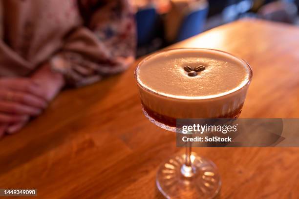 ein ordentlicher espresso martini - espresso martini stock-fotos und bilder