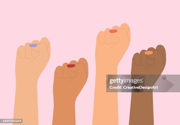 illustrazioni stock, clip art, cartoni animati e icone di tendenza di diverse nazionalità di donne hanno alzato il pugno. movimento femminista, indipendenza, uguaglianza di genere, protesta e concetto di empowerment femminile - girl power