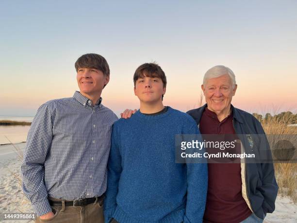 three generations gathered for thanksgiving sunset. tangier sound. eastern shore. chesapeake bay. - happy thanksgiving beach 個照片及圖片檔