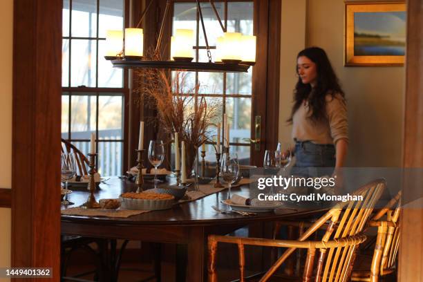 teen girl setting the table for thanksgiving. tangier sound. eastern shore. chesapeake bay. - happy thanksgiving beach 個照片及圖片檔